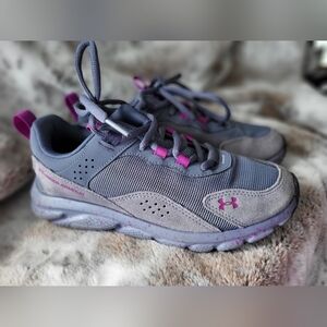 Under Armor Sneakers Gray & purple Size 7.5 (Great Condition)